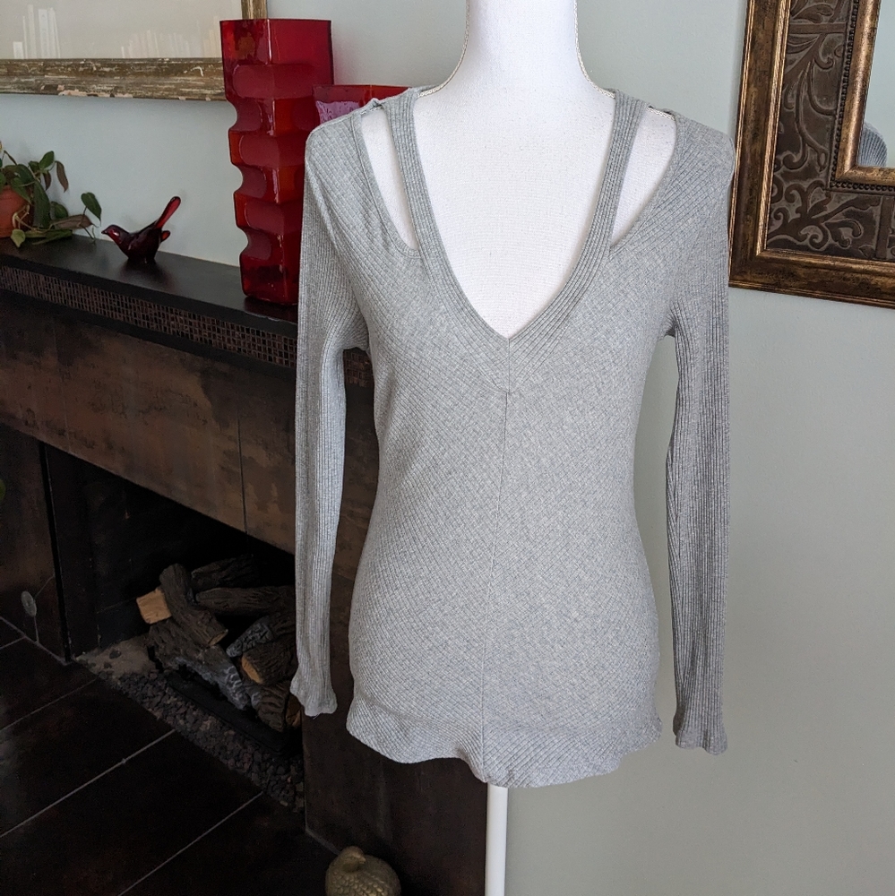 Sunday in Brooklyn Anthro Medium Cut Out Top Long Sleeve Gray Ribbed VNeck 12